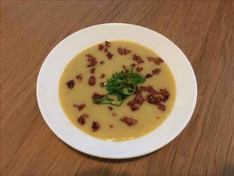 Kartoffelsuppe med porre