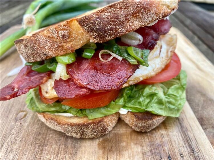 Sandwich med æg og bacon