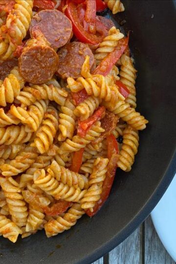 Pasta med rød pesto og chorizo