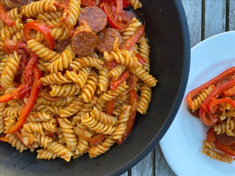 Pasta med rød pesto og chorizo