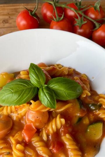 One pot pasta med pølser og grøntsager