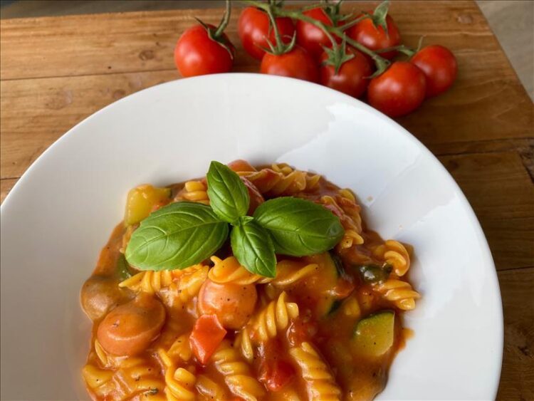 One pot pasta med pølser og grøntsager