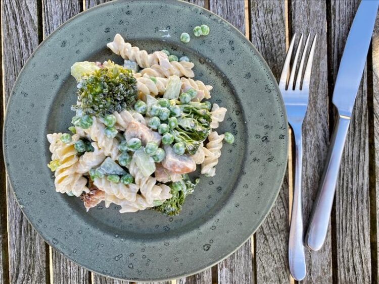 Pastasalat med kylling og broccoli