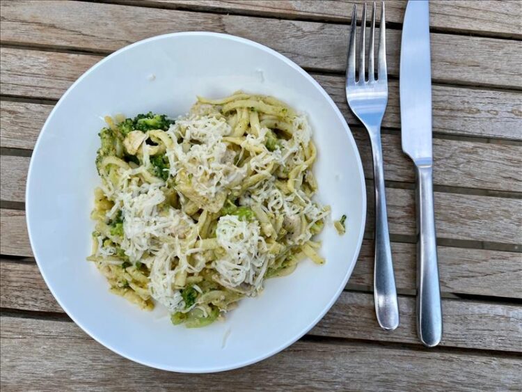 Pasta med kylling og broccoli