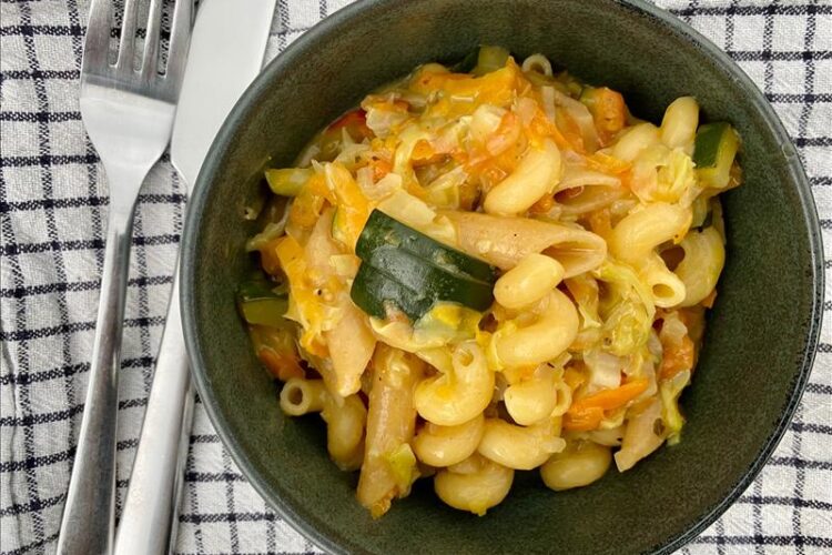 One pot pasta med spidskål og squash